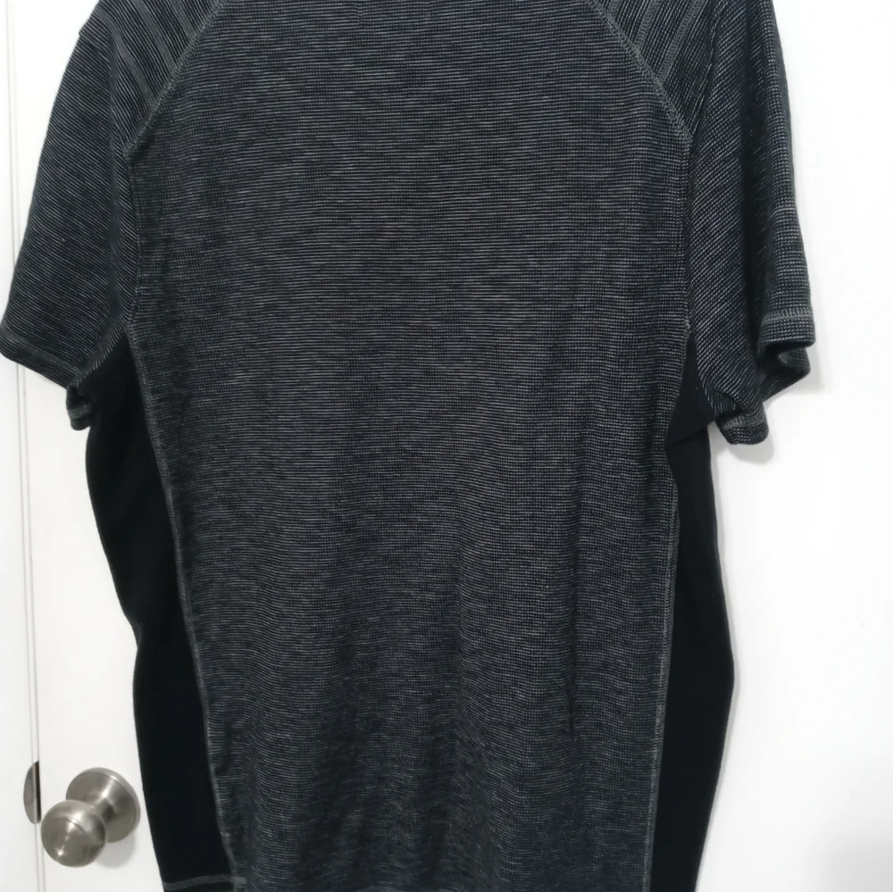 Rock & Republic short sleeve Contrasting Black White Stretch Henley Metal Button
